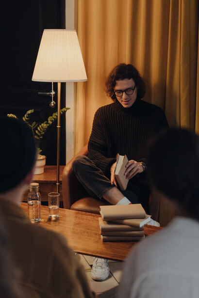 Escritor em sessão de lançamento de seu mais novo livro