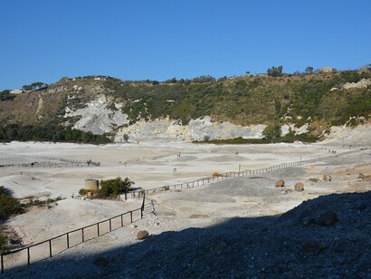 La Solfatara di Pozzuoli, una delle bocche eruttive più conosciute, emette gas sulfurei e presenta fumarole e fanghi bollenti, testimonianza della vulcanicità attiva nella zona. Pozzuoli, Napoli, Italia