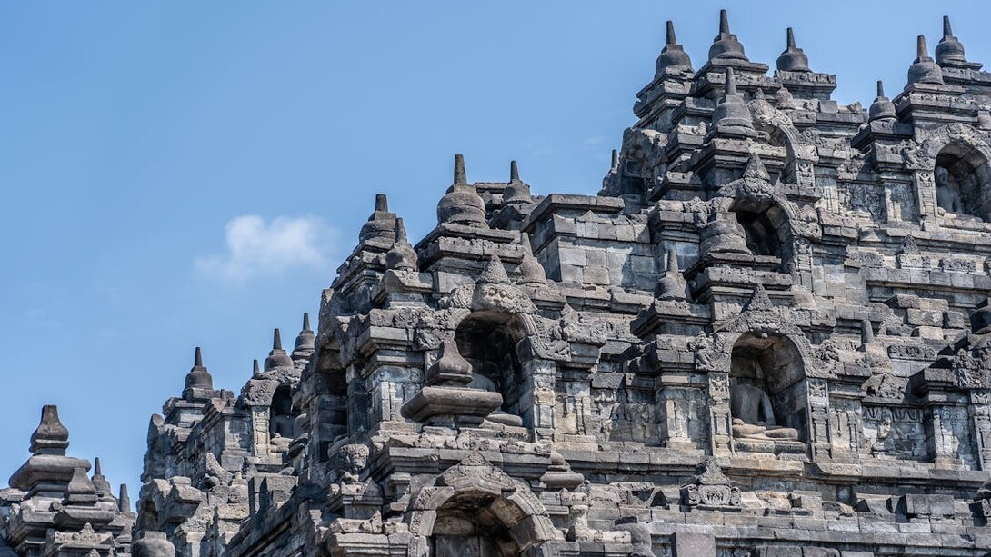 Borobudur: es el templo budista más grande del mundo y es una de las visitas indispensables en un viaje a Indonesia. Se encuentra en el centro de la isla de Java, muy cerca de la ciudad de Yogyakarta, capital cultural del país