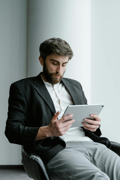 Hombre usando su tablet. La desinformación sobre las vacunas amenaza la efectividad de los programas de inmunización