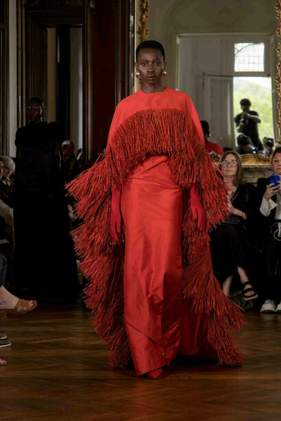 Collection Couture par Imane Ayissi. Le couturier camerounais est connu pour utiliser du raphia dans ses collections