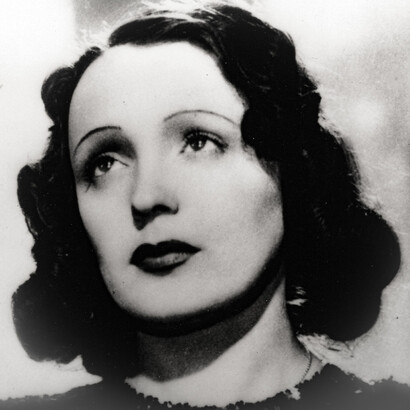 Edith Piaf. L’art a passionné de nombreux auteurs français ¢ By Biography - https://www.biography.com/musician/edith-piaf, CC BY-SA 4.0