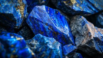 La joyería ha acompañado a la humanidad desde tiempos inmemoriales, otorgando valor simbólico y espiritual a diversas piedras y metales, como el lapislázuli