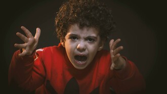 O problema é que, ao ouvirmos tantas vezes esses rótulos ou opiniões a nosso respeito, acabamos por tomá-las como verdades absolutas em nossa vida, sem possibilidade de mudança. É o que acontece, por exemplo, com o garoto que cresce ouvindo que não é bom em matemática. Seus pais e sua professora o repreendem ao ensiná-lo algum conteúdo ou nova lição, fazendo alusão ao fato de que ele "não entende nada", de que ele "é burro" e de que ele "não consegue fazer contas". Você conhece o ditado "uma mentira contada mil vezes se torna verdade"?