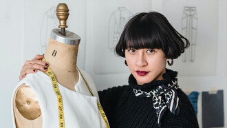 Estilista segue um estilo de costura ao tirar medidas em croqui humano