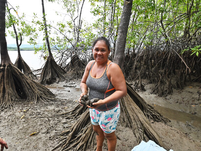 Rufina Gomez collecting molluscs at Terraba Sierpe mangroves, Costa Rica @ Ashish Kothari