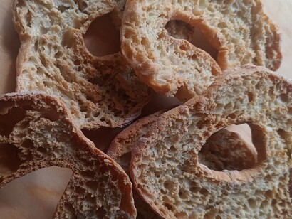 Le friselle rappresentano un esempio perfetto di cucina mediterranea, che valorizza i prodotti freschi e di stagione