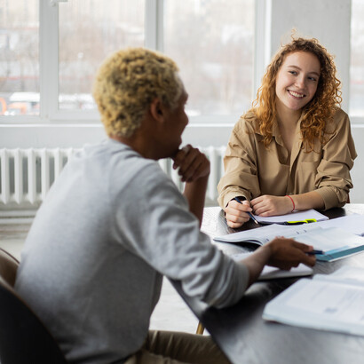 Orientadora pedagógica e professora atende aluno com dificuldades de aprendizagem