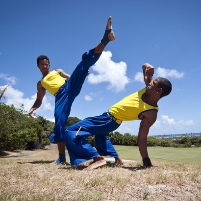 Como o samba se tornou uma forma de resistência e celebração da identidade afro-brasileira em meio ao preconceito