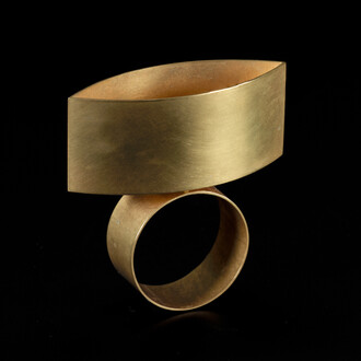 « Catoptric Ring », Otto Künzli (*1948). Bague dessinée en 1988 et réalisée en 1992. Or et miroir
Catoptric désigne en grec ancien le miroir. Le miroir intégré dans la bague reflète l’œil de la personne qui la porte, lorsqu’elle l’observe. Otto Künzli est connu pour sa conception de bijoux qui s’inspirent souvent, dans une forme cryptée, à des thématiques sociales ou politiques.
Copyright: Musée national suisse