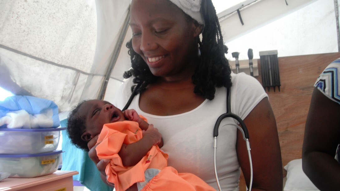 Tita Waldo Quinto con un bebé haitiano