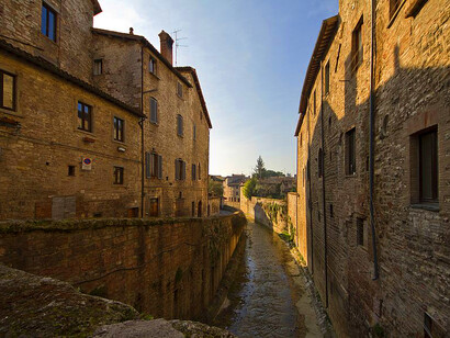 Gubbio, Italia. La visione di Pietro Ubaldi per il terzo millennio come un'era di pace spirituale universale, una tematica centrale nelle sue opere e nei suoi insegnamenti