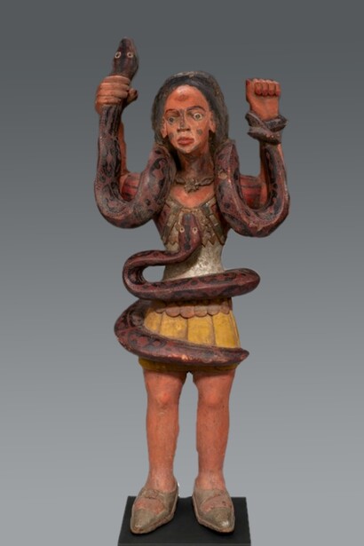 Scultura della divinità africana dell'acqua Mami Wata. Nigeria (Igbo). 1950s. Legno, pigmento. Originale presso l'Istituto d'Arte di Minneapolis. Le raffigurazioni di Mami Wata variano, ma comunemente viene rappresentata come una donna bellissima con una lunga coda di pesce, simile a una sirena, spesso accompagnata da serpenti. In alcune culture, appare come una donna elegante con pelle chiara o scura, a seconda della regione