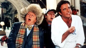 Merry Christmas (2001) di Neri Parenti è un cinepanettone corale che intreccia equivoci e comicità natalizia ambientati tra Cortina e un lussuoso albergo, segnando una delle ultime grandi stagioni del genere classico. Una scena del film con Massimo Boldi, Christian De Sica e Enzo Salvi