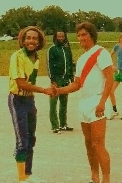 Bob Marley et le joueur du FC Nantes Henri Michel le 2 juillet 1980