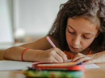 Una bambina che scrive
