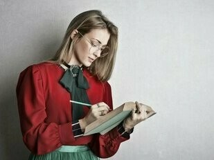 Un'insegnante che scrive parole. L’insegnante deve stare il più possibile lontano dal riciclo illimitato del già detto dal libro di testo