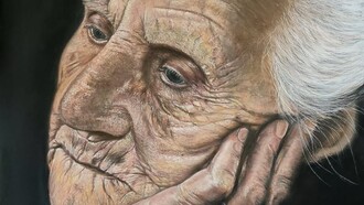 Luisa Vargiu, Boi Antonietta a 106 anni, 2023, pastello a secco su pastelmat. "Il tempo lascia segni, ma non toglie luce. Ogni ruga è memoria, ogni sguardo è vita. Ritrarla è stato ascoltare la sua storia con il cuore"