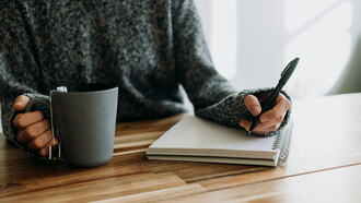 Escribir una novela no es solo dejarse llevar por la inspiración, sino aprender a darle dirección al impulso creativo