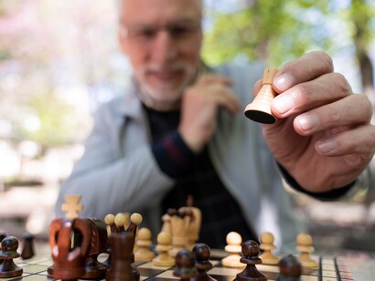 Mantenere la mente attiva attraverso attività stimolanti, come la lettura o i giochi di logica, aiuta a rafforzare le connessioni neuronali e a prevenire il declino cognitivo