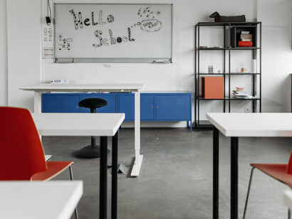 Tão pouco os estatutos brasileiros barram o horror de a sala de aula se tornar palco de barbárie