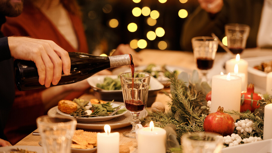 Un bicchiere di vino a tavola accompagna tutte i momenti di celebrazione in Italia