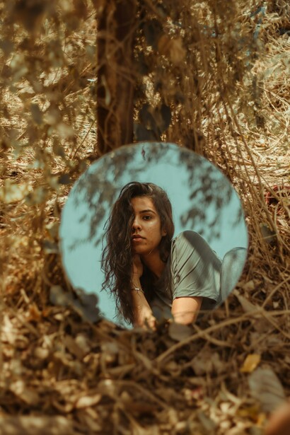A mirror reflects the surroundings and symbolises the absence of a coherent self