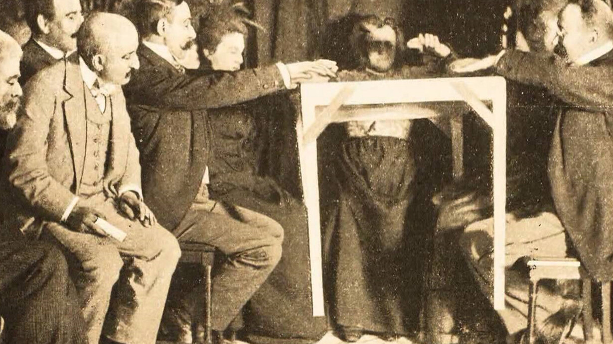 Seduta spiritica (Eusapia Palladino al centro, Enrico Morselli a sinistra)