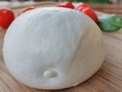 The media diffusion of terms has contributed to creating a curiosity and an interest for the products in an environment outside of the original Italian American community, like "mootzarell’"