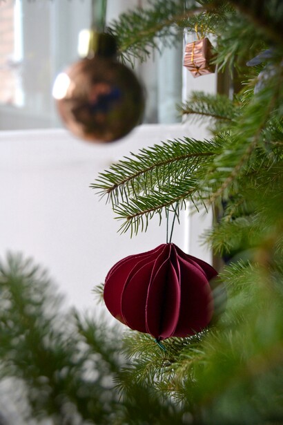 La decorazione dell’albero di Natale con l’immancabile e significativo puntale era poi diventata simbolo della festa stessa, la festa delle luci