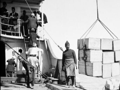 La historia debe ser vista como un proceso continuo de creación, en el cual las instituciones, valores y significados son constantemente reinventados por los seres humanos. Cajas cargadas en un barco, Frank Scholten Jaffa, Palestina