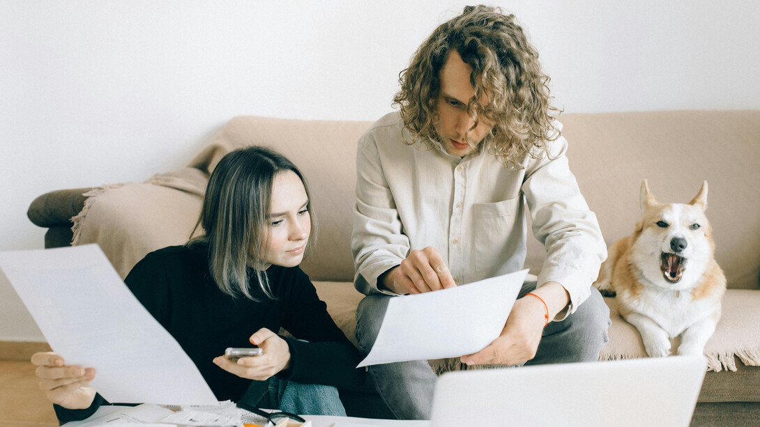 Descubra as vantagens e desafios do trabalho remoto, sua influência no mercado moderno e como se preparar para essa tendência crescente. Leia agora e refine sua perspectiva sobre o home office!