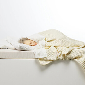 Ron Mueck, Old woman in bed, 2000/2002. Courtesy of Art Gallery of New South Wales