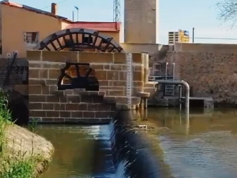 La tecnología de distintos aparatos elevadores de agua, como son norias, cenias y bombillos, adaptados por artesanos locales, los ‘cenieros’, y en uso algunos casos prácticamente hasta nuestros días
