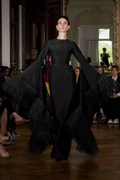 Collection Couture par Imane Ayissi. Le couturier camerounais est connu pour utiliser du raphia dans ses collections