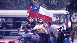 Chilenos celebrando el triunfo del No en el plebiscito de 1988. La experiencia democrática chilena muestra que los mayores avances políticos y sociales se alcanzan cuando prima la búsqueda de acuerdos amplios, la confianza institucional y una visión de largo plazo por sobre la confrontación permanente