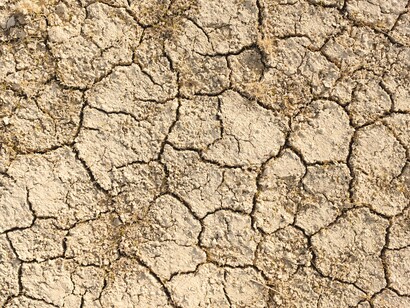 Impatto economico devastante, la riduzione dell'acqua disponibile colpisce settori economici cruciali come l'agricoltura, l'energia e l'industria, causando perdite economiche e aumentando la povertà globale