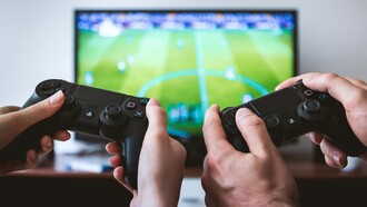 Un tempo il videogioco era soprattutto un’esperienza collettiva, costruita attraverso telefonate, incontri tra amici, tornei e condivisione dello stesso spazio