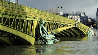 "El puente Mirabeau mira pasar el Sena. /
Viene la noche suena la hora. /
y los días se alejan /
y aquí me dejan. /
(Apollinaire).
Puente Mirabeau, París, Francia