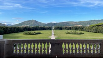 Il Parco della Reggia di Caserta, uno dei più grandi e spettacolari d'Europa, si estende per oltre 120 ettari, offrendo uno scenario unico di giardini all'italiana e all'inglese