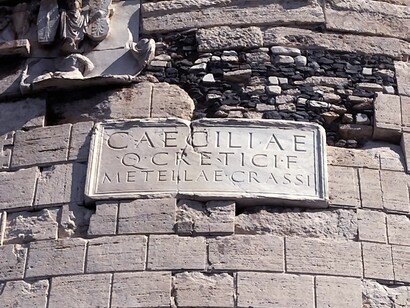 Roma, Tomba di Cecilia Metella, lapide rettangolare dedicatoria che ha permesso di identificare il monumento nella tomba di Cecilia Metella, ph. Roberto Luciani