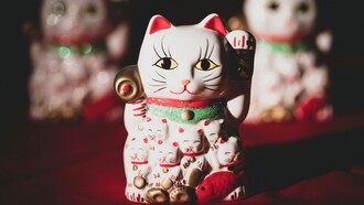 Il Maneki Neko alza la zampa per invitare fortuna, prosperità e sorrisi nella vita di chi lo accoglie