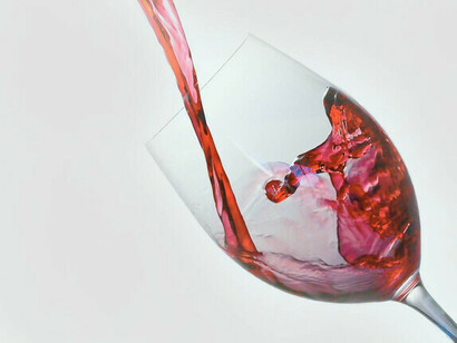 Modération dans la consommation d'alcool : un thème commun entre les religions abrahamiques. Analysez le rôle de la modération dans la consommation d'alcool et ses implications spirituelles entre les trois religions monothéistes