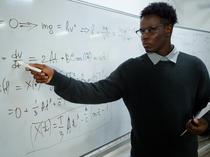 Profesor explicando su materia en el pizarrón