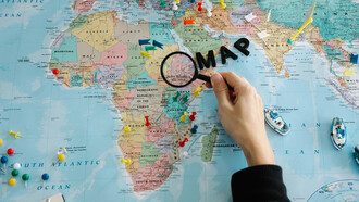 Sous la loupe des frontières héritées : une carte fragmentée où lignes coloniales et réalités humaines ne coïncident pas, révélant toute la complexité de la construction nationale en Afrique