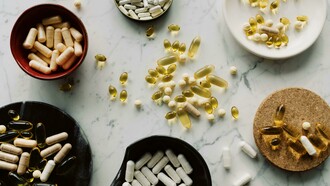 Suplementos alimentares. Os Lactobacillus podem também reforçar a eficácia anticancerígena através da modulação imunitária. No cancro da mama, o probiótico Lactobacillus plantarum promove a produção de butirato, que suprime a inflamação, e ajuda a formar um microbiota saudável. Isto inibe o crescimento do tumor. O Lactobacillus reuteri (L. reuteri) no melanoma, aumenta a eficácia da imunidade antitumoral através da secreção de um catabolito de triptofano dietético. A resposta imunitária antitumoral do L. reuteri pode ainda ser aumentada por uma dieta rica em triptofano