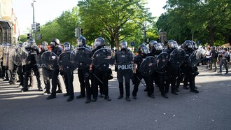 Quando la polizia caricava senza pietà studenti inermi, era lo Stato stesso a colpirsi, nel cuore della sua democrazia