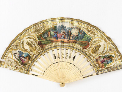 Ventaglio plissettato. Foglia di carta dorata con cromolitografia, circa 1840 (artista sconosciuto), Cooper Hewitt, Smithsonian Design Museum, New York City, USA