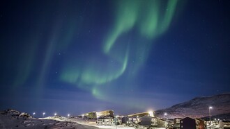 Il rapido scioglimento dei ghiacci in Groenlandia è alimentato principalmente dalle attività umane, in particolare dall’emissione di gas serra derivanti dalla combustione di combustibili fossili. Nella foto aurora boreale sulla capitale Nuuk, Groenlandia