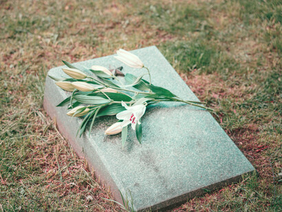 La palabra provenga del inglés 'church' (iglesia) y su evolución más probable sea 'church' > 'churche' > 'cherche'